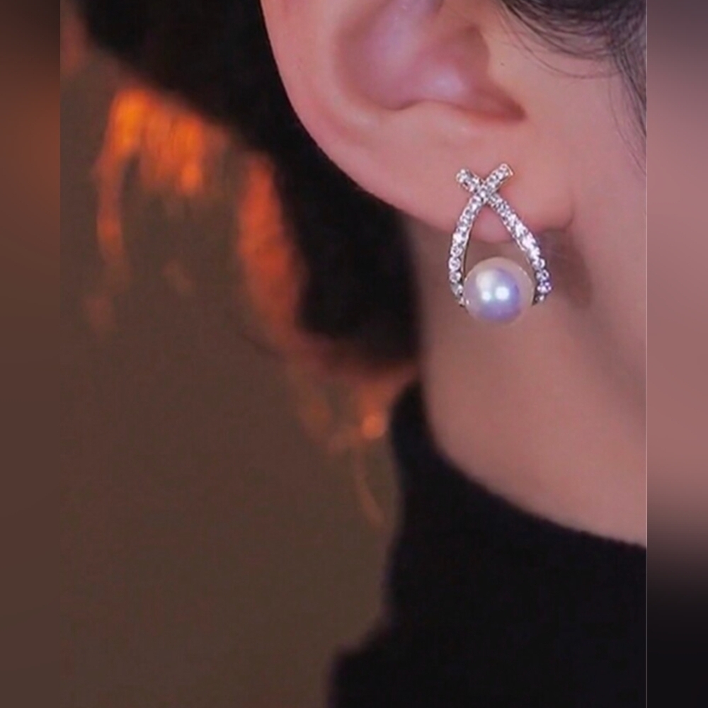 🎀$5 Lustrous Pearl and Crystal Silver Earrings